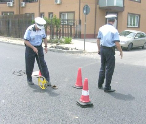 S-a urcat beat la volan şi a distrus 2 maşini parcate